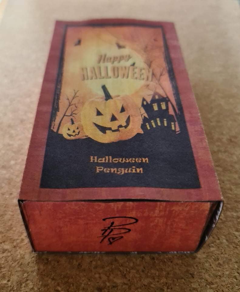 The coolest, chillest and cleanest @Deadfellaznft, Mr. 9033 is up.

10 $ETH:

Deadfellaz #9033 + real world mini canvas with sewn embellishments + the first Halloween mini penguin!

Both by the very talented Petronella’s Pincushion (my mum, 🤫).

opensea.io/assets/0x2acab…