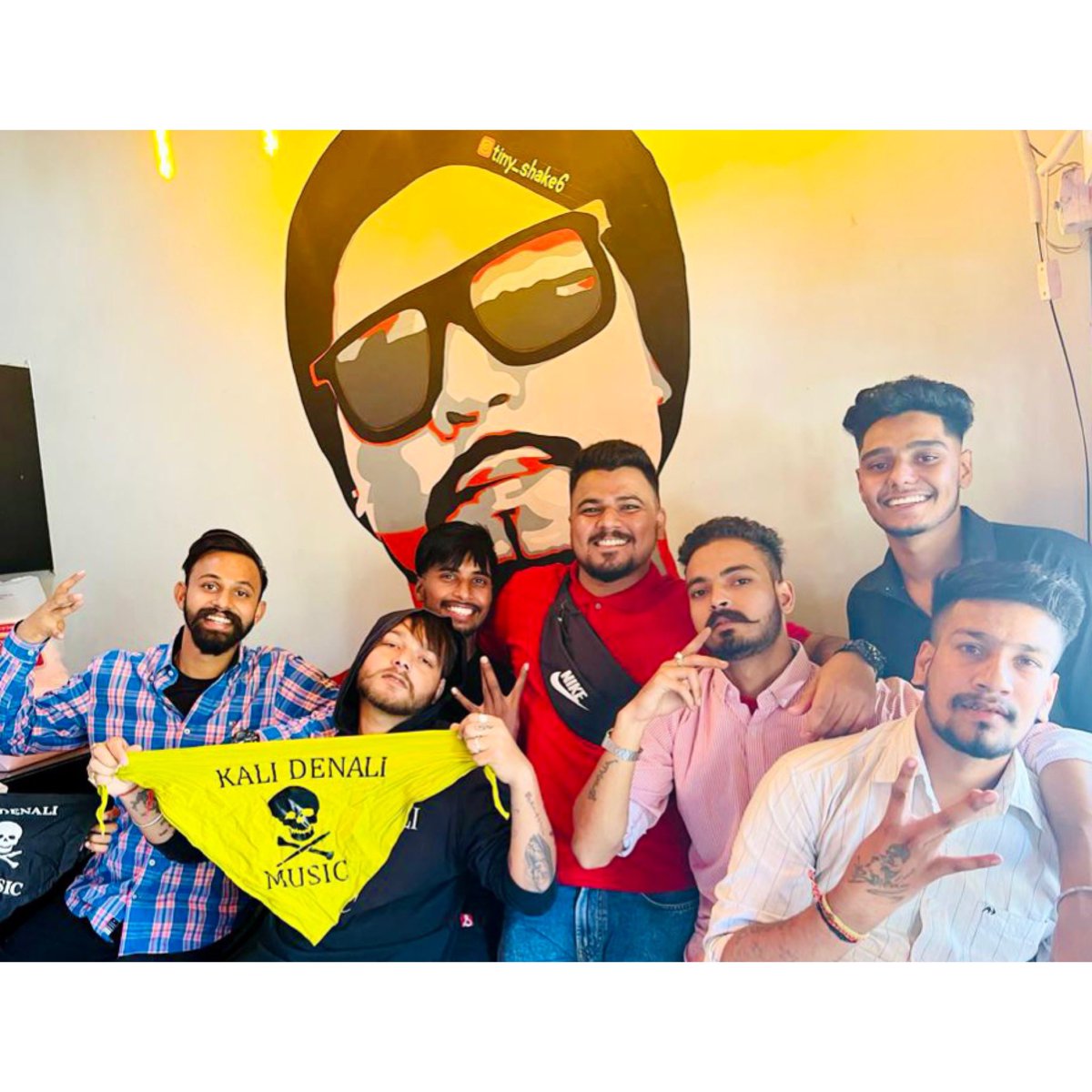 gopalbohemian's tweet photo. DESI MUNDE ๐ดโโ ๏ธ
@iambohemia @KaliDenaliMusic
#bohemia #bohemians #kdmforever #kalidenalimusic #desihiphopking #love #respect https://t.co/lz8MAEdgHq