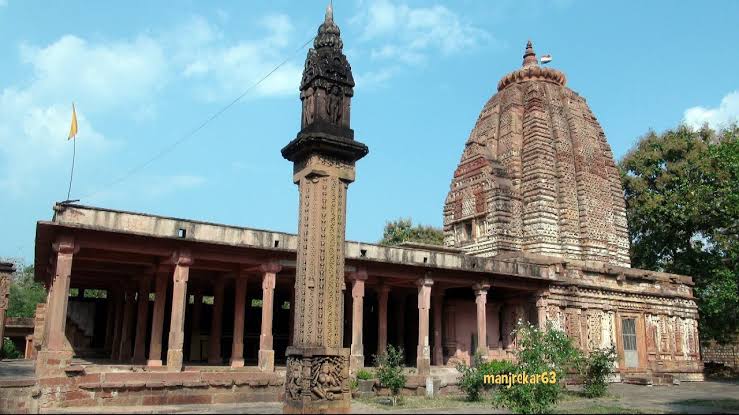 KshatriyaItihas's tweet photo. During the time of Bhoj I or Mihir Bhoj, a large number of temples appear to have been constructed in Central india and two of them namely Shantinatha Temple at Deogarh and Chaturbhuja Temple at Gwalior bear dated inscription of his time.

#RajputSamratMihirbhojPratihar https://t.co/lK5EkSJuWA
