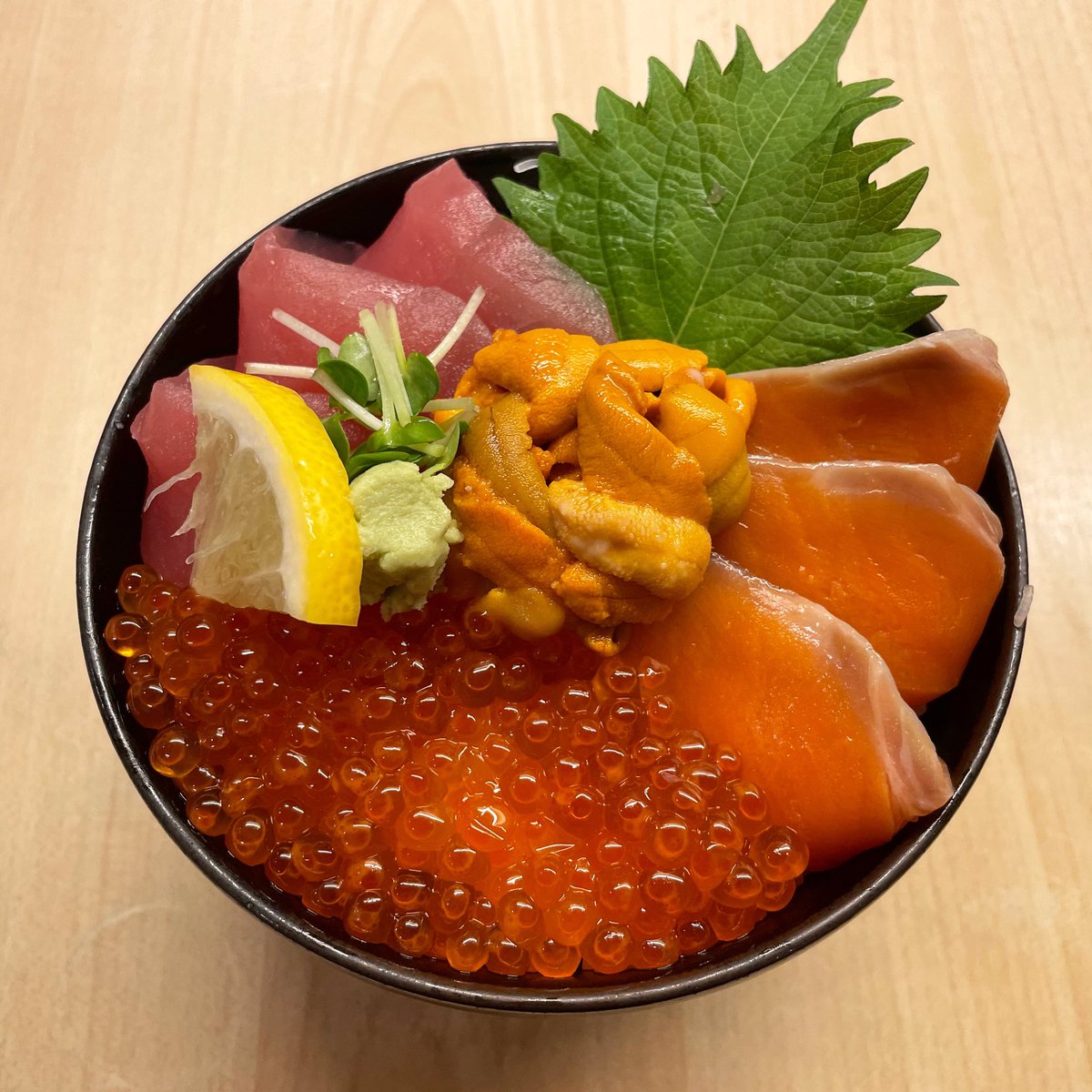 ট ইট র どんぶり茶屋 おたる堺町通り店 新メニューをご紹介 北の四色丼 税込 2 500円 人気の4種ネタが楽しめる海鮮丼です 色んな組み合わせで大満足間違いなし 海鮮丼 小樽 北海道