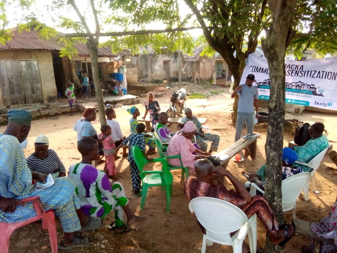 TrackaNG's tweet photo. Last week, our team held town hall meeting with the residents of Kajola community in Osun State. 
 
We enlightened them on the 2021 ZIP projects in their community and how community projects are their rights, not privilege.

Public funds must work for the people.

#GetInvolved https://t.co/FFpD2QXB6b