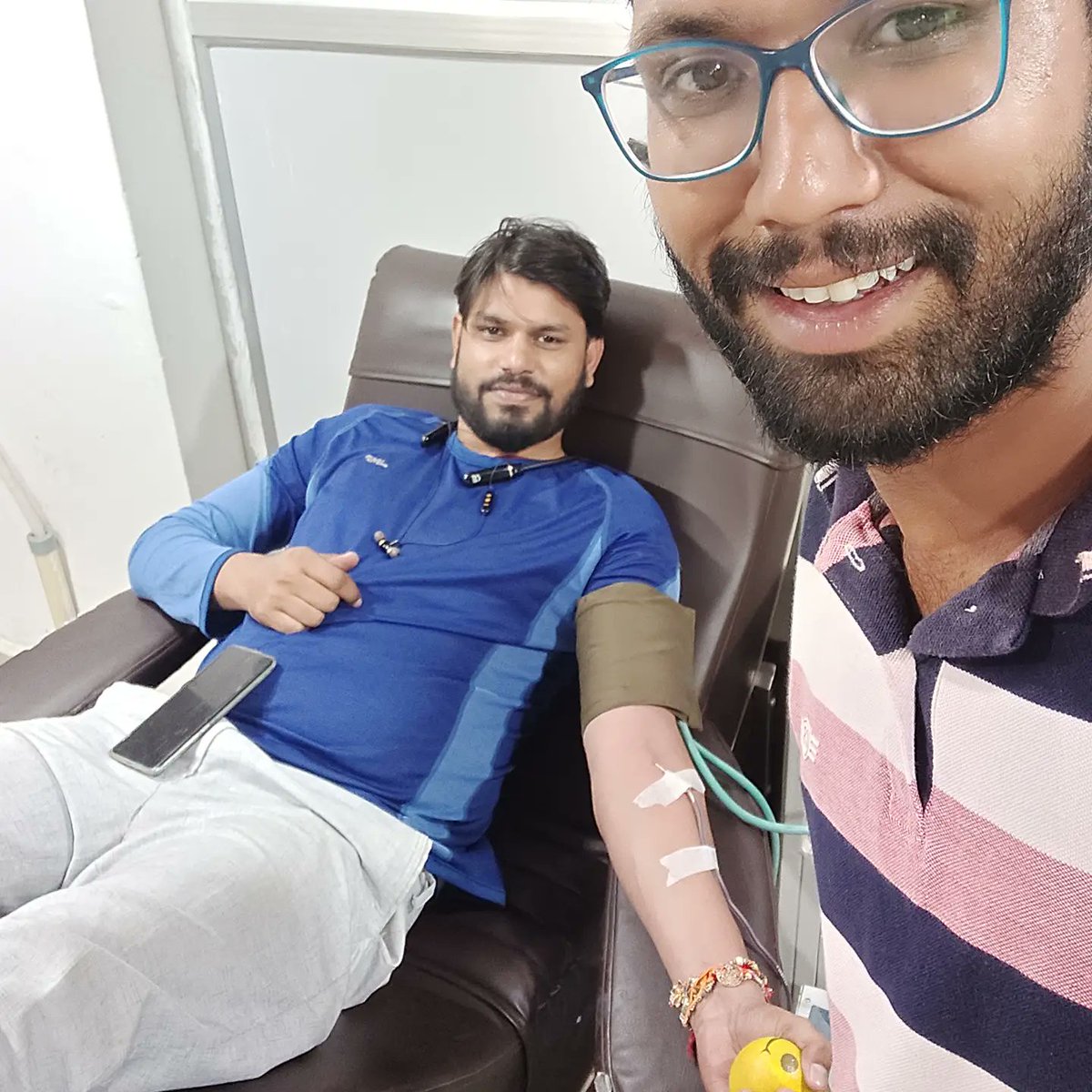 Thankyou so much 💞 Titu bhaiya & Dr.Harveer Sir 🙏 Heartfelt thanks for saving two lives 😘 #ThanksGodForAllTheBlessings #TeamKoshish @agra #proudofyoualways #donateblood #DonateBloodSaveLife #love #support