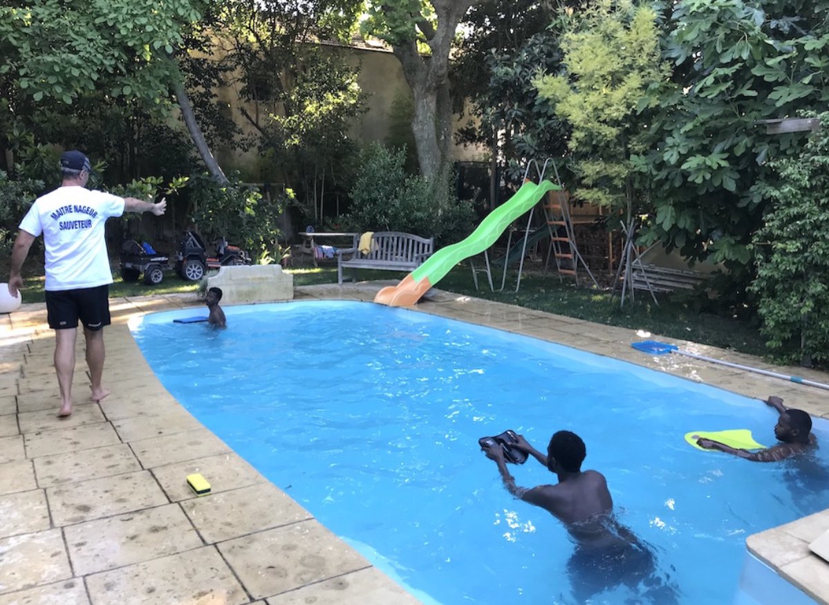 MadeMarseille's tweet photo. 🏊‍♂️ A Marseille, des particuliers prêtent leur piscine pour permettre à des jeunes issus des quartiers prioritaires d’apprendre à nager. 

Retour en vidéo sur une expérience née cette été et qui se poursuit cet hiver au Cercle des nageurs. 

Plus d’infos ➡️ https://t.co/srkrxMYsQr https://t.co/hKpbqNMqtc