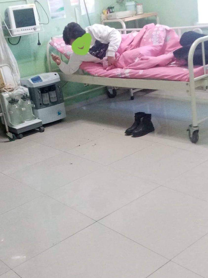 Эмч нарыг бас шууд буруутгаад байж болохгүй юм байгаа юм шдээ. Ор олдохгүй өчнөөн олон хүн байхад эмнэлэгт хэвтчихээд бусад өвчтөнүүдийн хажууд тамхи татаад, шүлсээ хаяад байж байдаг үнэн даам авгай. 
Хөөж гаргасан нь болж