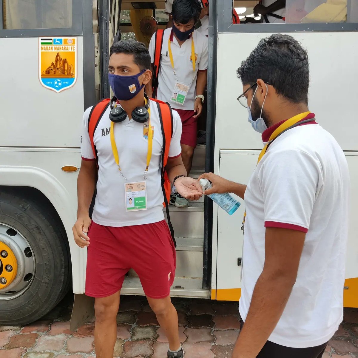 FcMaharaj's tweet photo. We have reached the venue 🏟️⚔️🔶

#KFCMMFC ⚔️
#HILQ2021 🏆
#IndianFootball ⚽
#MMFC 💪
#MatchDay 🤘 https://t.co/9EorfI0Sz2