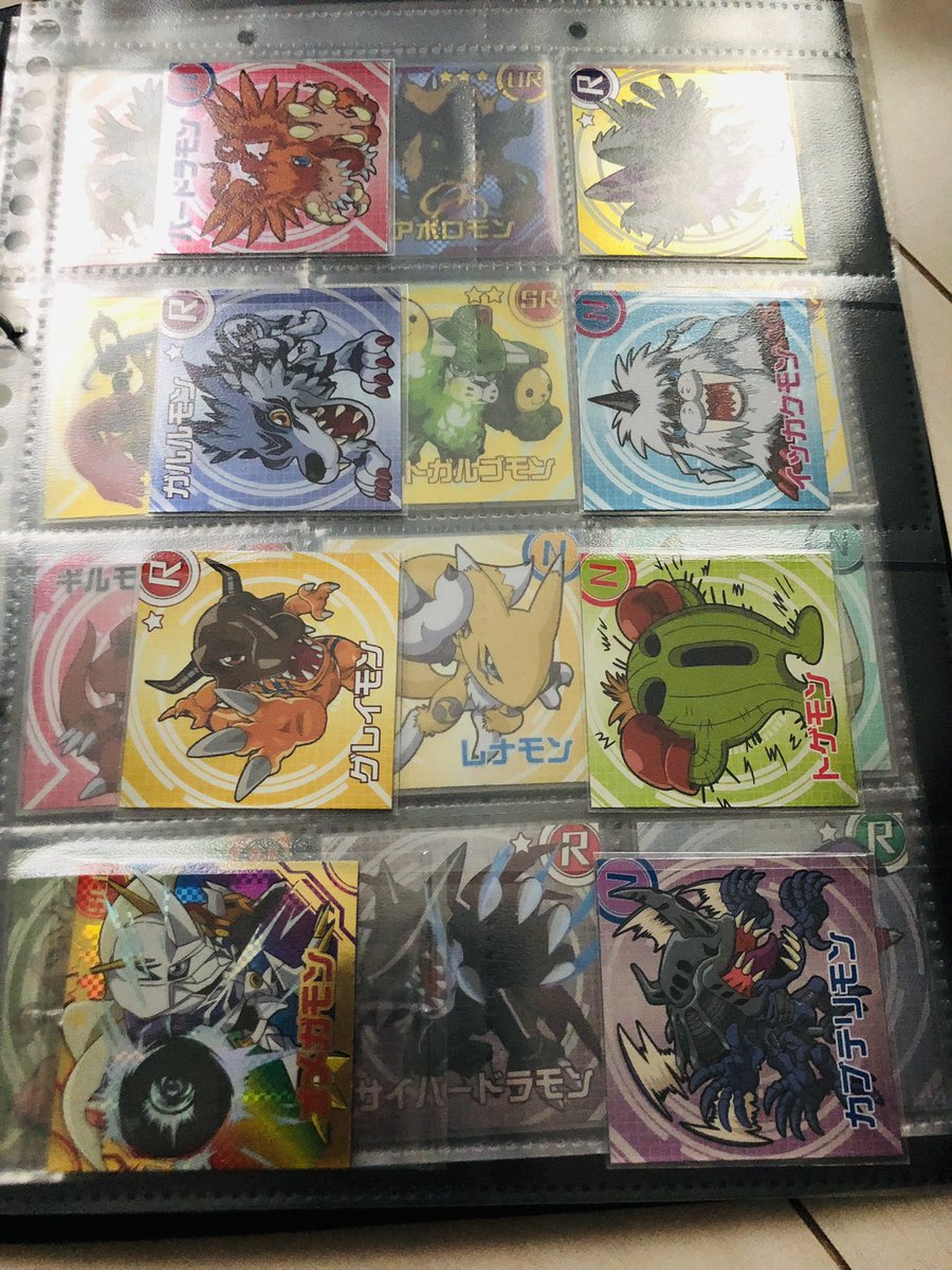 ASansei's tweet photo. デジモンシールチョコスナック一箱でコンプしてビビっている。
今までの苦労はどこに https://t.co/w1LyafHBsM