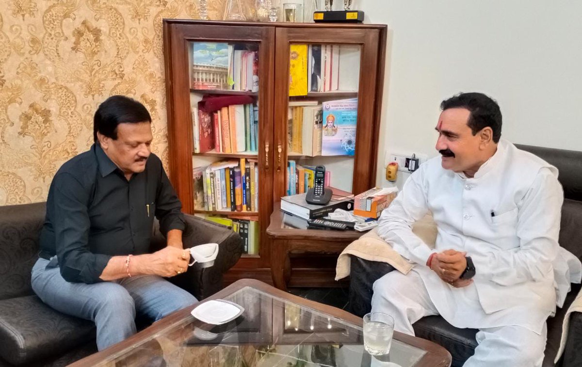 कांग्रेस के वरिष्ठ नेता और विधायक श्री सज्जन सिंह वर्मा जी आज भोपाल स्थित निवास पर पधारे। उनसे सौजन्य भेंट कर समसामयिक विषयों पर चर्चा हुई।