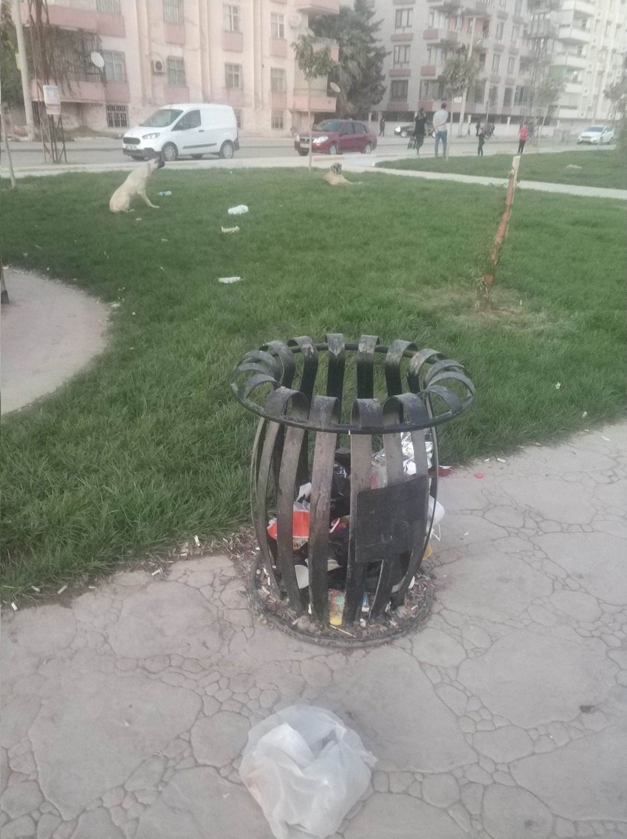 eemrek15's tweet photo. Biz tek bir gorevli goremiyoruz park kulubesinin icinde yatip uzanan insanlar hariç onlar da gorevli mi artik bilemiyoruz, bu parki siz yaptiniz kimse sahip cikmiyor bari yaptiginiza hürmet kontrol ve denetimleri siz arttirin da bu millete ders olsun. https://t.co/CIpjmfOqUN