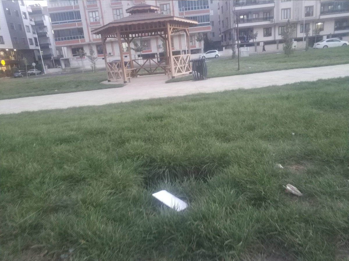 eemrek15's tweet photo. Biz tek bir gorevli goremiyoruz park kulubesinin icinde yatip uzanan insanlar hariç onlar da gorevli mi artik bilemiyoruz, bu parki siz yaptiniz kimse sahip cikmiyor bari yaptiginiza hürmet kontrol ve denetimleri siz arttirin da bu millete ders olsun. https://t.co/CIpjmfOqUN