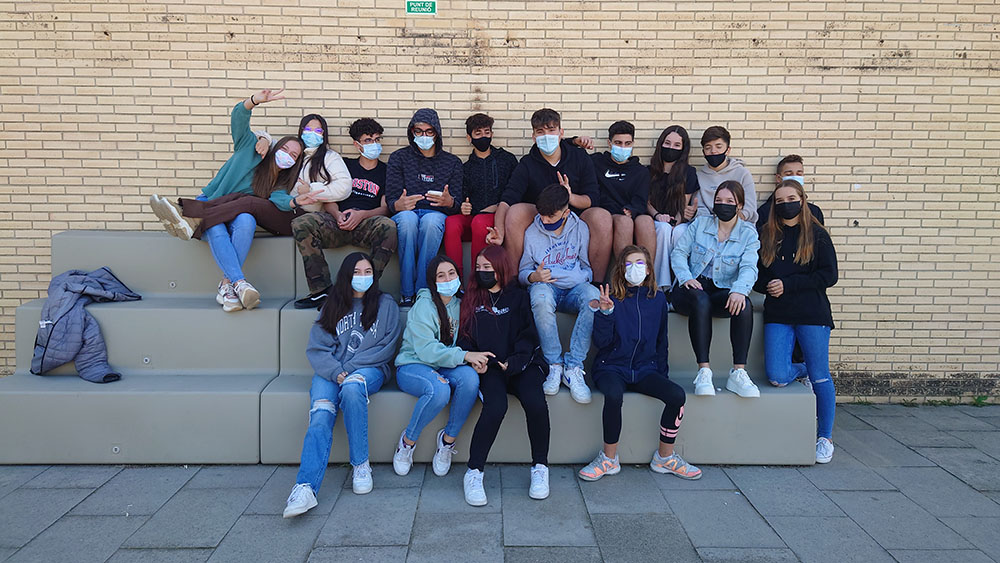 Gràcies a l’Associació de Mares i Pares de l’Institut Joan Coromines l’alumnat gaudeix d’unes grades noves.
Entre totes i tots fem un Institut millor!