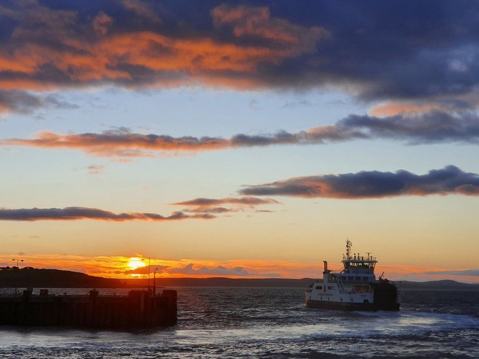 74frankfurt's tweet image. The ferry leaving Largs for Millport at sunset. (2021) Pic: Daniel Anderson.