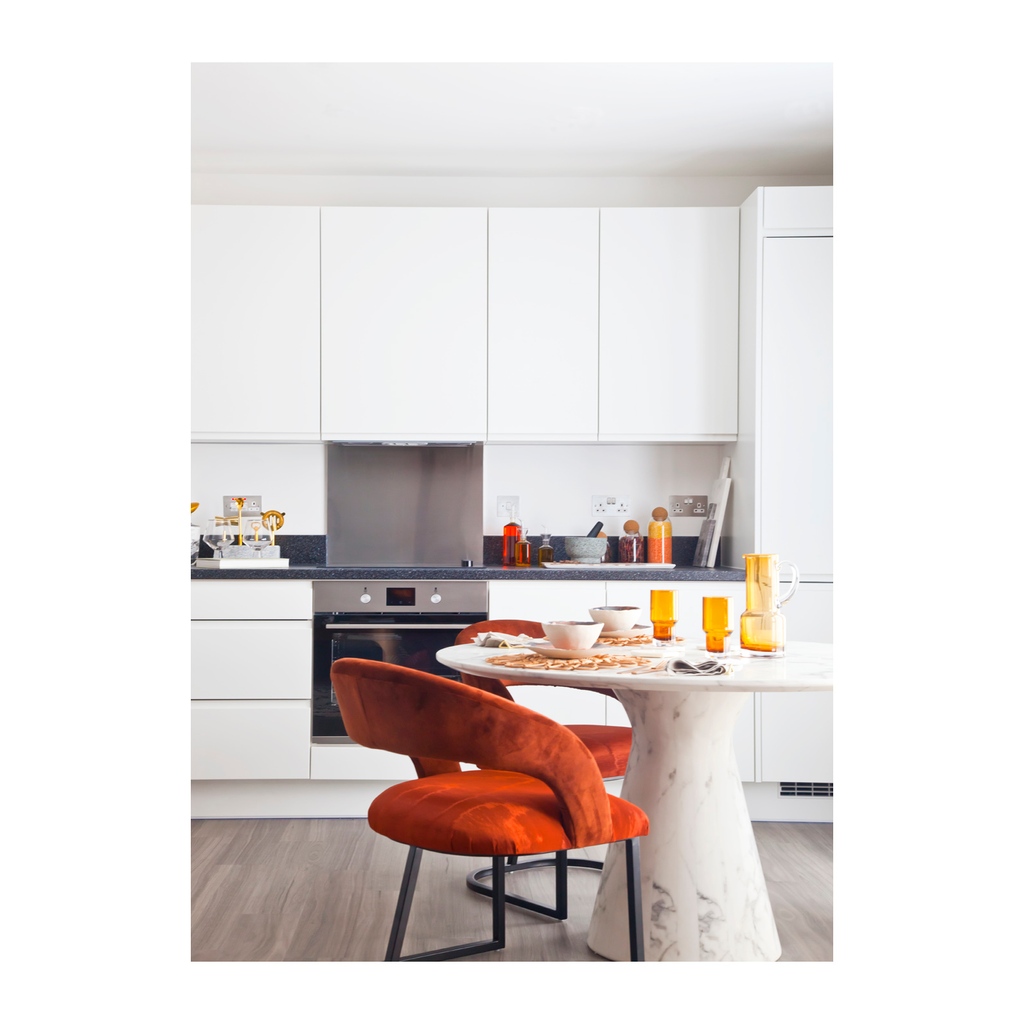 Love a bit of sharp kitchen design with a splash of funky colour. Nice bright start for a Monday morning in London
photo 📷 @clivesherlockphotography
client @hollybrookhomes
@networkhomes

#brunchtime #lunch
#monochromekitchen #kitchenplanning #interiorslover
#kitchenjoinery