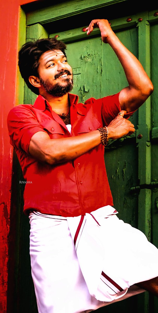 Vickey_Offl1742's tweet photo. Always Thank you For #Vetrimaaran Character #Atlee na ❤🙏🤗 ,Most Fav Character First time Different Getup,Village Style
#ஆளப்போறான்தமிழன் 💪 #Vijay
2nd Blockbuster Combo, First 250C In #Thalapathy carrier #4yearsOfMersal
@actorvijay 🤜🤛 @Atlee_dir
#4YrsOfBlockbusterMersal https://t.co/SHcDn2eCJh