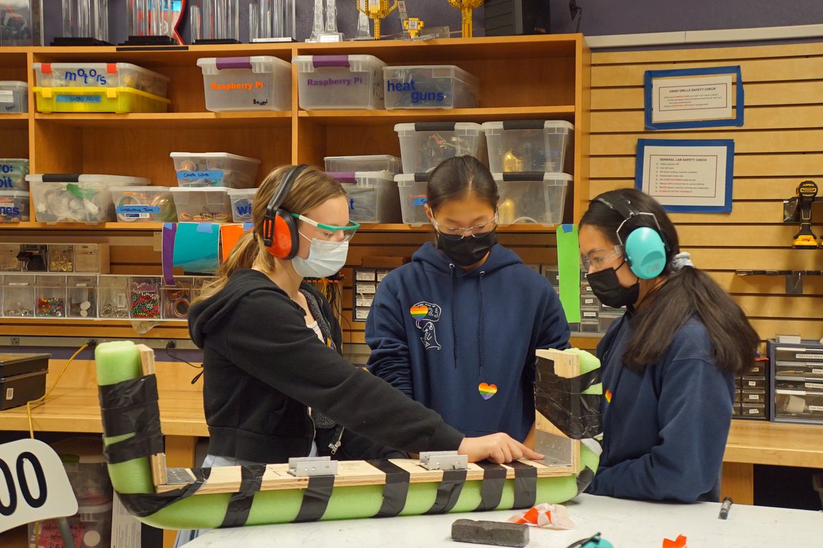 Gatorbotics1700's tweet photo. Our Build sub team is working hard to perfect the bumpers for the robot 🐊💪#womeninstem https://t.co/1BI4du035T