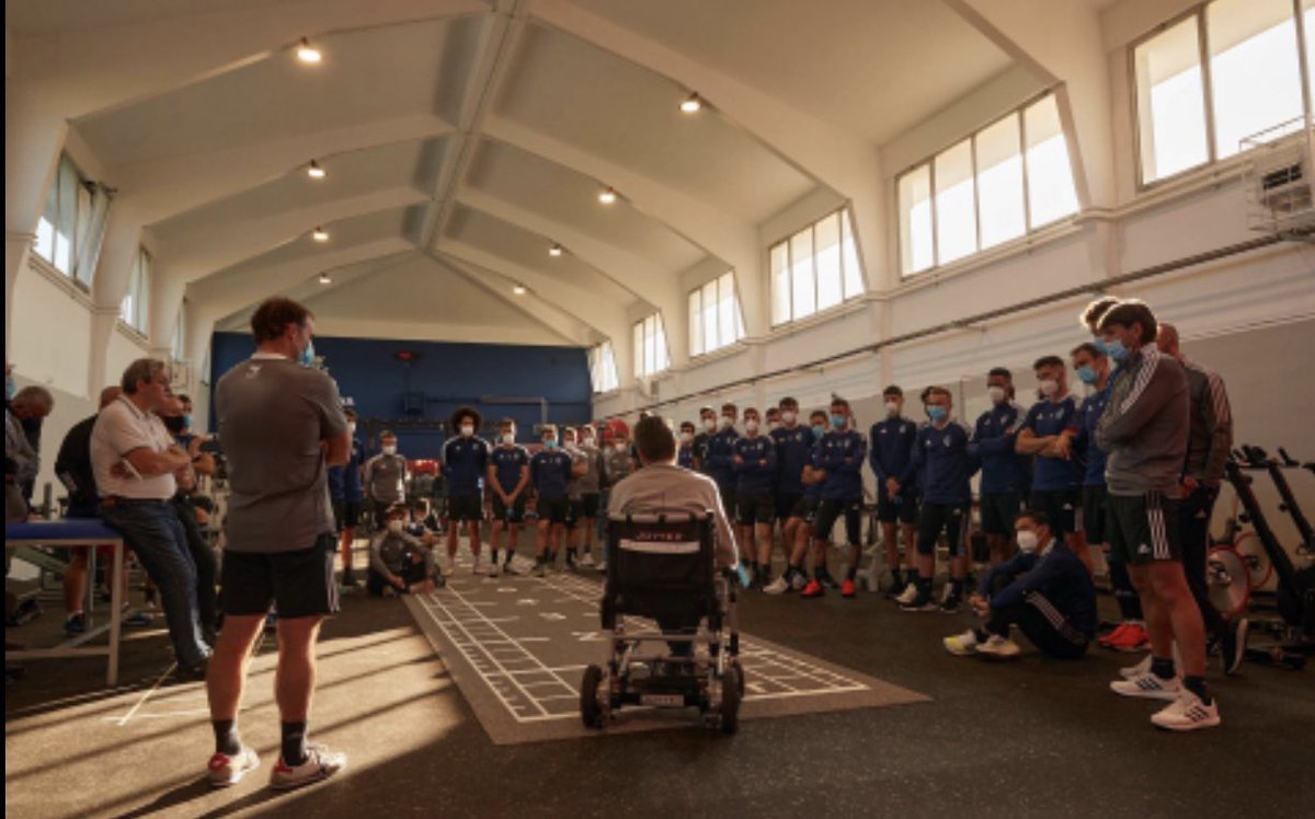 Lección de vida (que merece la pena escuchar) de Juan Carlos Unzué, ex portero de <a href="/CAOsasuna/">CAOsasuna</a> Verdaderamente, la vida es actitud. #valores a enseñar en cualquier ámbito, empezando por los niños youtu.be/CVorj1XRaPc