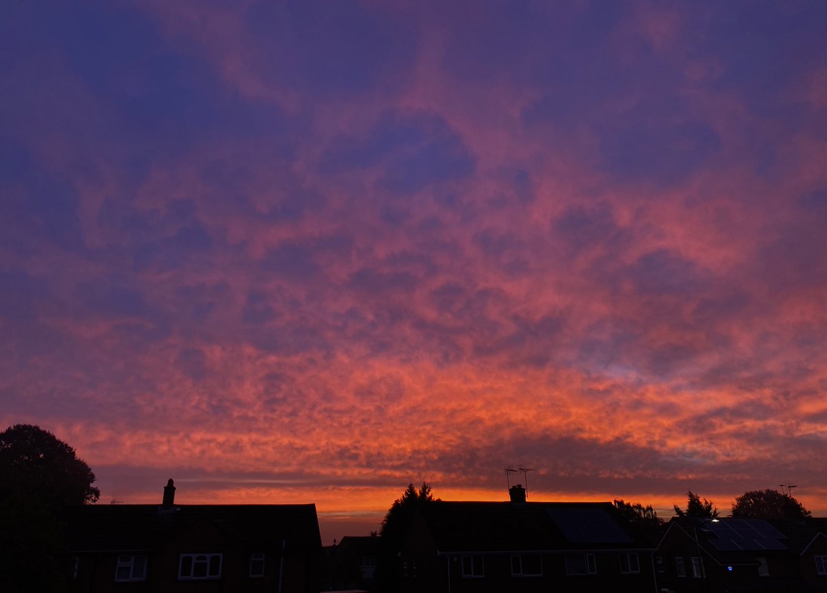 yvsmin_'s tweet photo. good morning, here is todays sunrise in case you missed it <3 https://t.co/uNXGAvfkRh