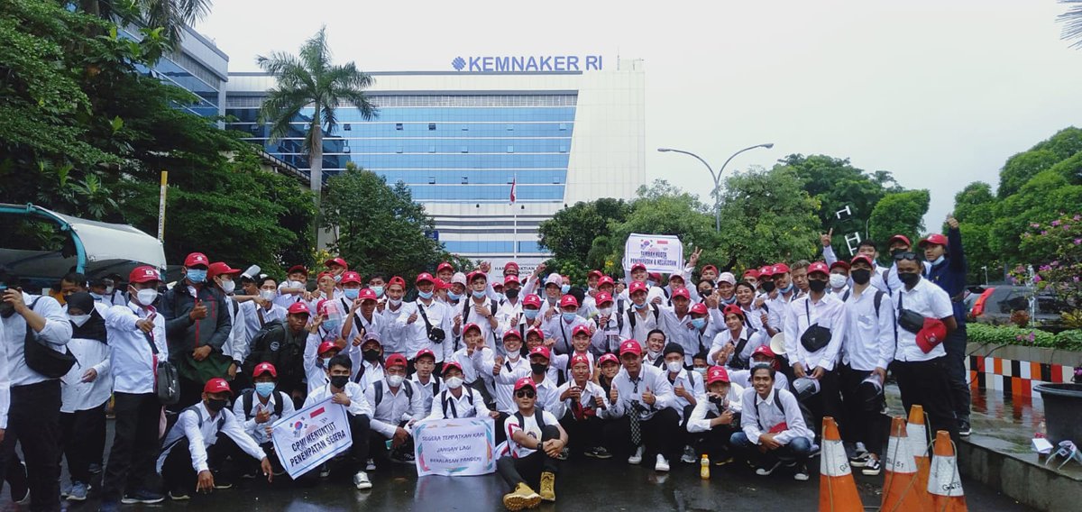mzqib's tweet photo. alhamdulillah aksi damai hari senin 18 oktober 2021 lancar tidak terjadi sesuatu yg tidak diinginkan...semoga sesegera mungkin di buka penempatan tenaga kerja ke korea...
#savecpmi
#programGtoG
#senin
#mendung
#hujan
#kangenkamu
#yangentahsiapa https://t.co/gpxc5uU9ff