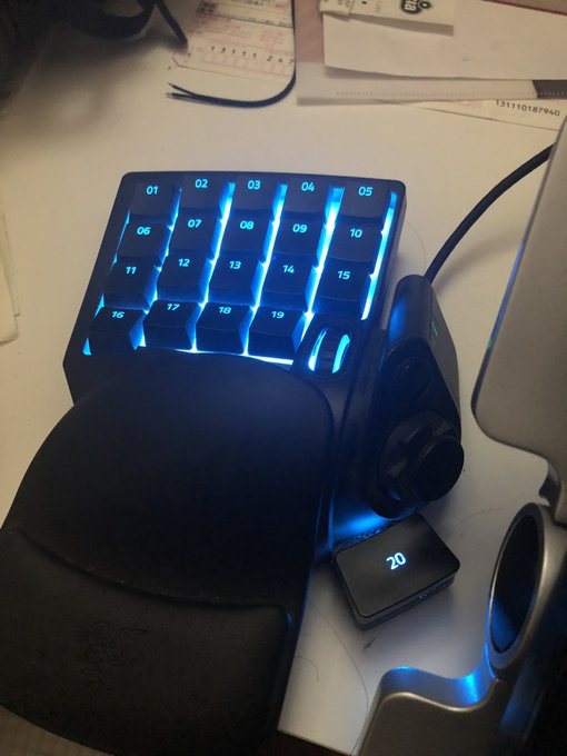 ゲームしないのにゲーミングデバイスが多い絵描きあるある 