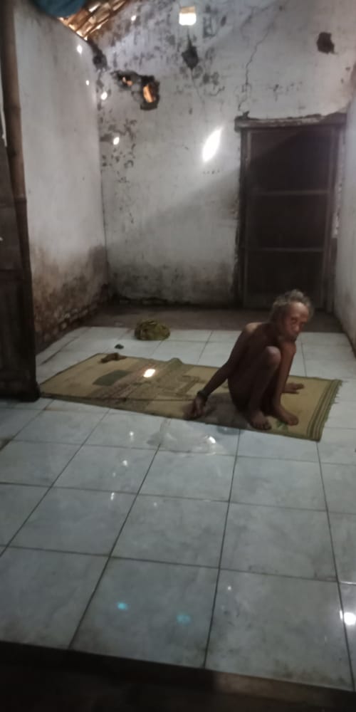 PANTASKAN KITA MEMILIKI HATI

Seandainya tetangga kita ada yg begini hampir 20 thn apa yg kita lakukanlah kalau baru tau kejadian begini......????

Semoga nanti kita bisa temukan sosulinya dengan pihak terkait
Kasihan telanjang dirumah kosong dirantai besi lagi