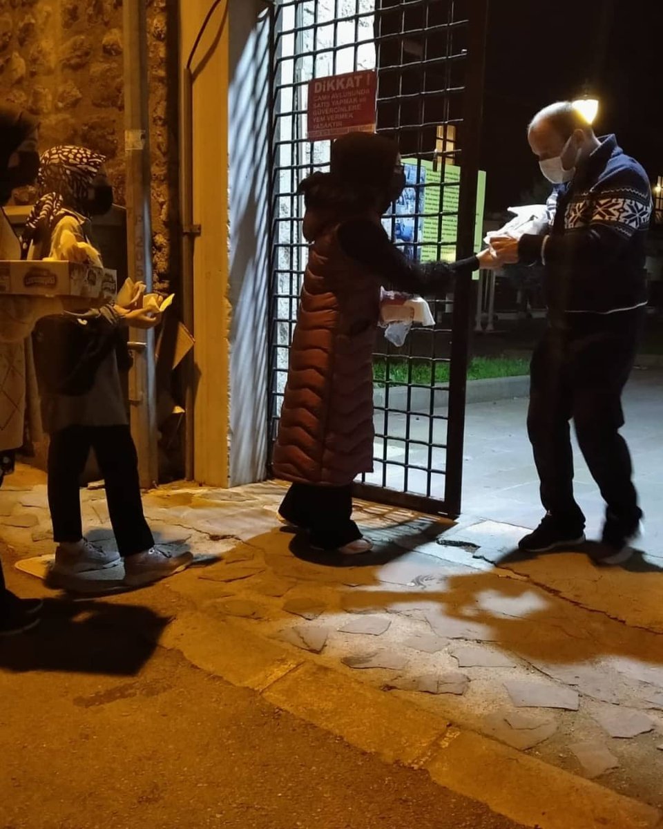 Sinop Genç Kızılay olarak Alaaddin Camiinde kandil simidi dağıtımı gerçekleştirdik.