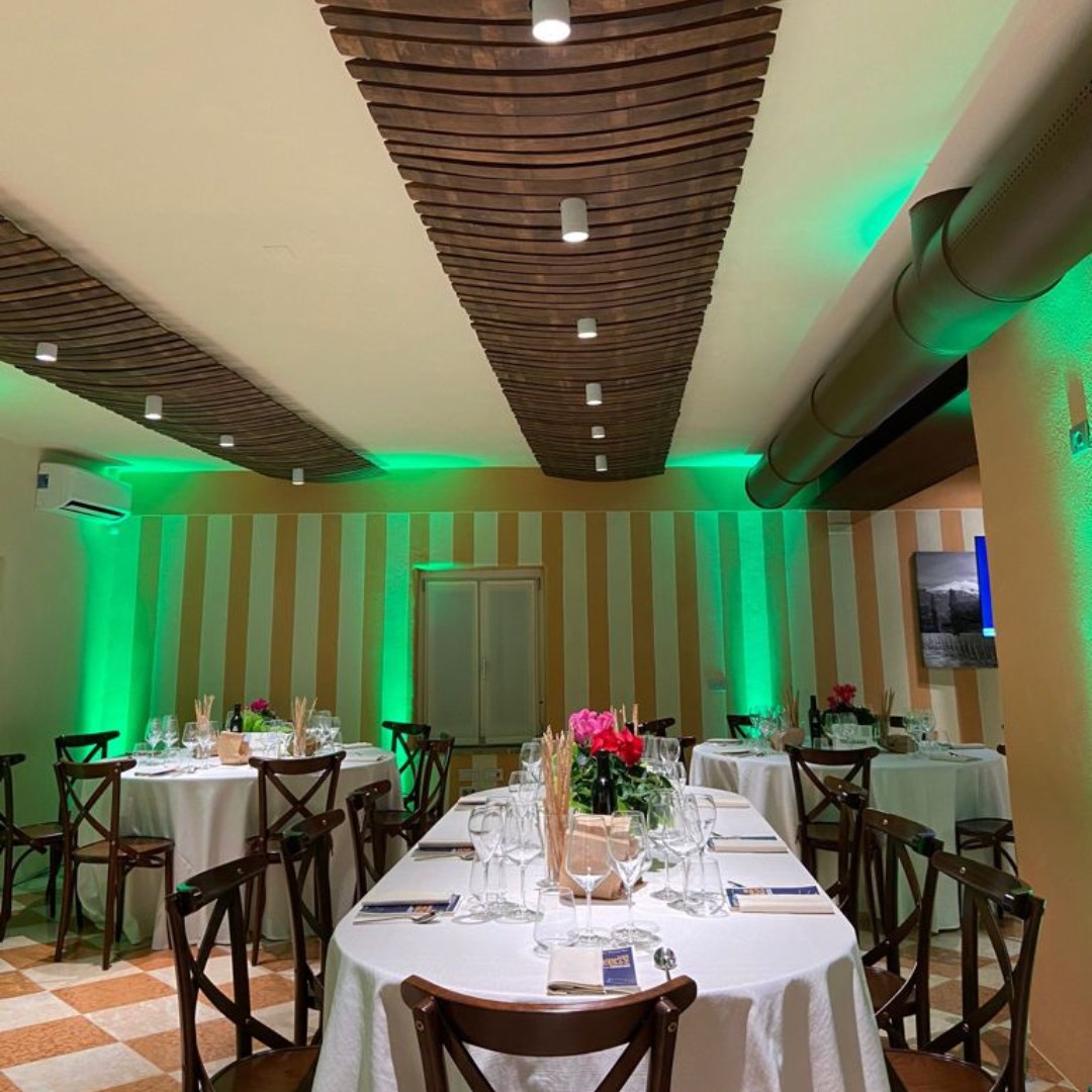 arredocantine's tweet photo. Per l' #OsteriaPreella abbiamo realizzato gli arredi anche del primo piano: oltre ai tavoli e alle sedie, anche il controsoffitto realizzato con le #doghe della botti dismesse della tenuta.
Scopri di più sul progetto: https://t.co/mhBvfsXbEj https://t.co/NPNhNAoSqk