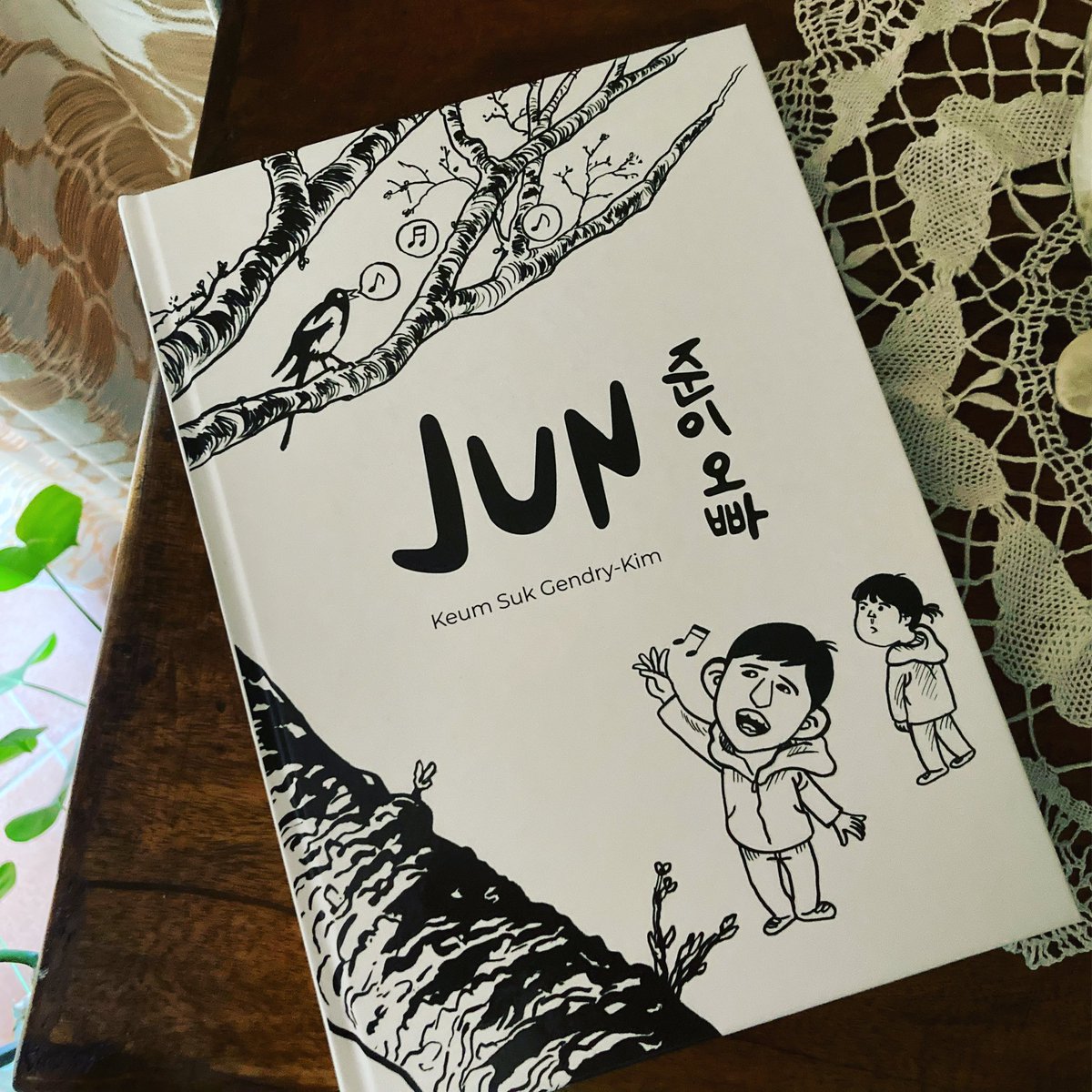 Iniziato ieri sera! “Jun” racconta la storia vera del musicista Jun Choi e della sua famiglia che da sempre lotta contro i pregiudizi della società coreana (ma direi di tutte le società) legati alle disabilità intellettive.
#graphicnovel #jun #keumsukgendrykim <a href="/Baopublishing/">Bao Publishing</a>