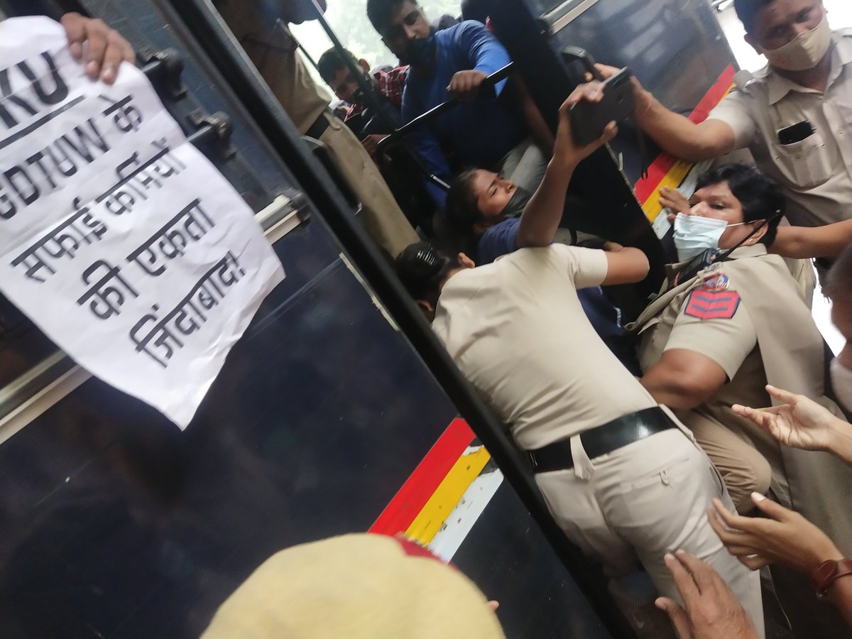 pyaripyariazadi's tweet photo. Sanitation workers of IGDTUW and @SafaiKamgarEkta activists detained from Manish Sisodia's residence for protesting against unjust firing from their jobs. 

This is the anti worker face of the so called representatives of the "aam aadmi" 

@msisodia how about a tweet for this? https://t.co/Y7Ok9ry4Hh