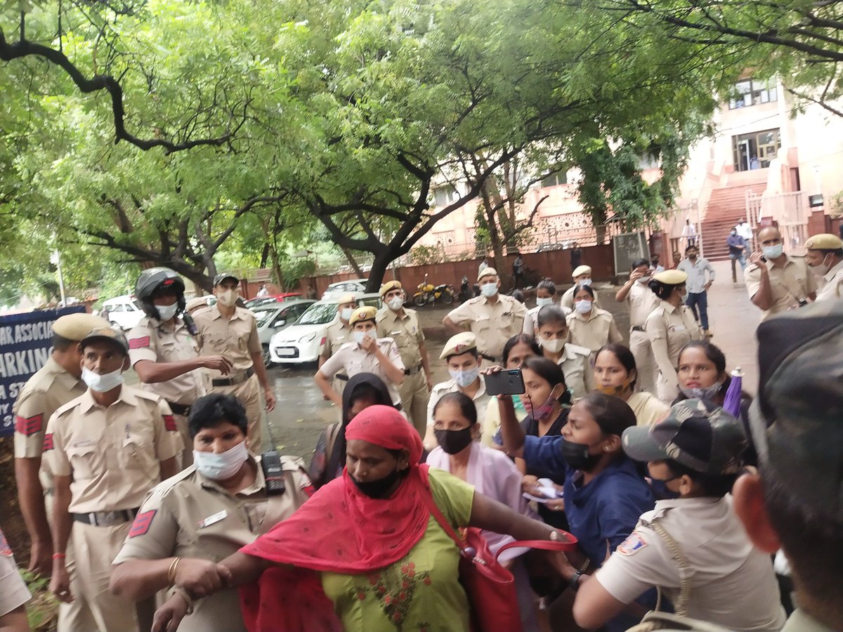 pyaripyariazadi's tweet photo. Sanitation workers of IGDTUW and @SafaiKamgarEkta activists detained from Manish Sisodia's residence for protesting against unjust firing from their jobs. 

This is the anti worker face of the so called representatives of the "aam aadmi" 

@msisodia how about a tweet for this? https://t.co/Y7Ok9ry4Hh