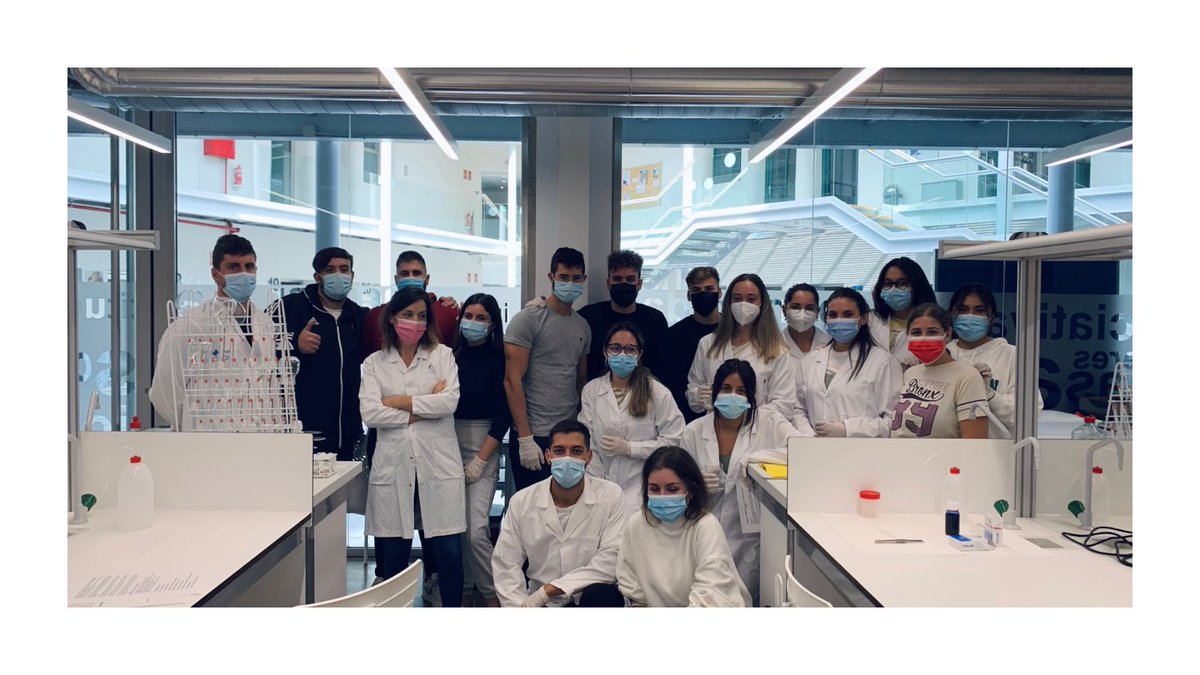 IsenFormacion's tweet photo. 👨🏼🔬El papel de la bilis en la digestión de las grasas".
📷Alumnos de 1º P (Técnico Superior en Dietética y Nutrición), en el módulo de Fisiopatología de la alimentación aplicada a la Dietética. Alejandra Osma Alguacil
#somosisenfp #isenfp #gradossuperiores #gradosmedios #fpmurcia https://t.co/oL0ejbtric