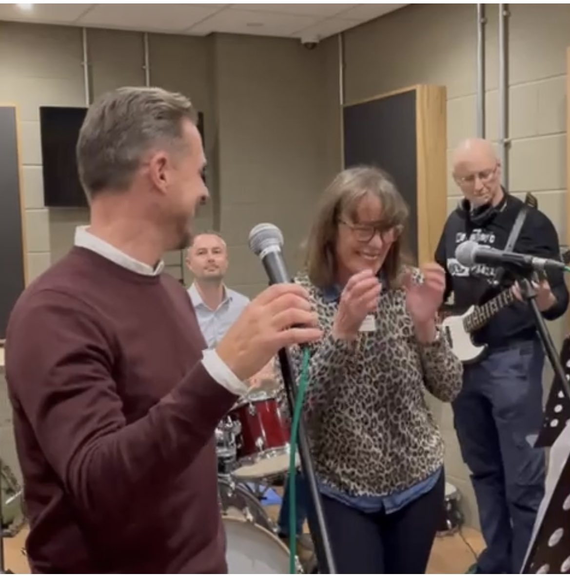 ashcowdrey's tweet photo. @NottsHotProp rehearsals began last night!!!
Singing with @LizCartwrightCC @tindsley &amp; Peter Conboy
We felt (if we didn’t sound) like total professionals @Confetti_ICT amazing rehearsal rooms 👏

Look out for the show on 2nd Dec!
This years charity is Billy’s House @YLvsCancer https://t.co/lhv63W4aS5