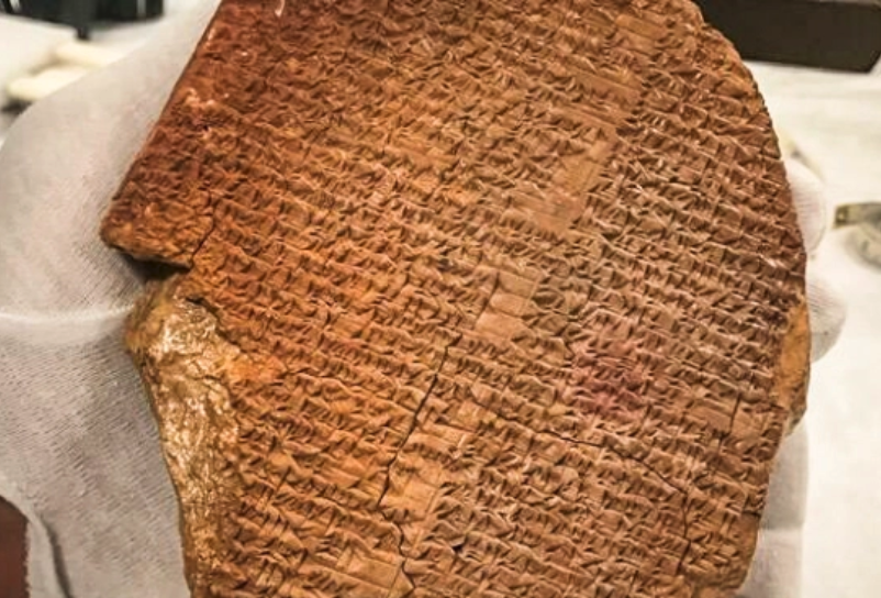 mikelayestaran's tweet photo. Después de tres décadas EEUU devolverá a Irak la tabla de Gilgamesh

Foto @AP

https://t.co/Newy4fjWhe https://t.co/E9xL13fgr2