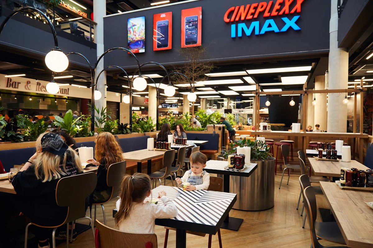 At Donau Food Court, the concept was to create a green, dynamic and outdoor/indoor environment where people could meet, work and spend time. 
.
.

#matchprojects #designedbymatch
#lightingdesing #lighting #design #interior #foodcourt #donauplex #vienna #austria <a href="/urw_group/">Unibail-Rodamco-Westfield</a>