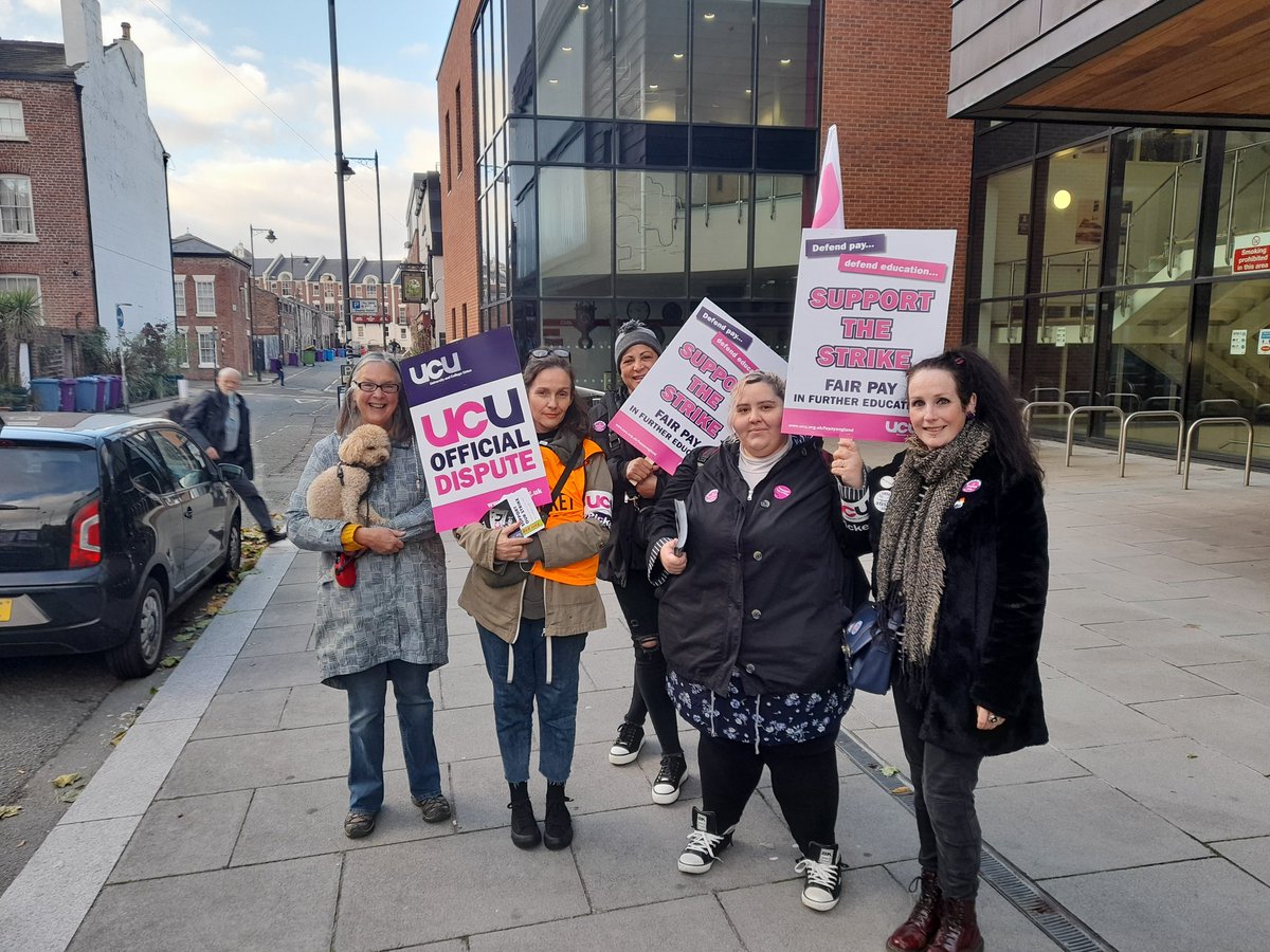 janetfarrarUCU's tweet photo. Another cracking series of well-supported #RebuildFE picket lines this morning with some hardworking activists at @UCUCoLC in Liverpool. Keep up the excellent work! ✊♥️ #justiceforcollegeteachers #FEstrike https://t.co/58um2P5TAc