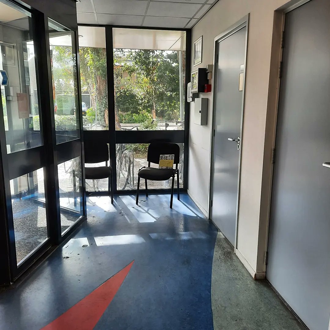 mel1ssaholleman's tweet photo. Dag één, plek één en boek één! 
Rara... waar ben ik?
Pakketje nummer één is op een plek in #Schiedam terecht gekomen. Ik hoop zo dat het gevonden wordt door iemand die er heel blij van wordt! Zijn jullie ook zo benieuwd?! 
#tiendagentienplekkentienboeken @KBweek @BellaenBeau https://t.co/cJ9x0dUe2l