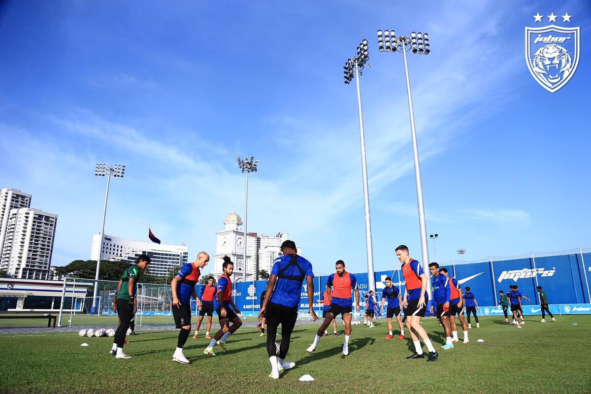 OfficialJohor's tweet photo. Today's training? Intensity levels!📈

More photos at https://t.co/Ecge4qll3r

#TrainingSession
#WinnersKeepWorking
#EightConsecutiveTitles
#JDTForAll
#LuaskanKuasamuJohor https://t.co/zYHc8m9kT8