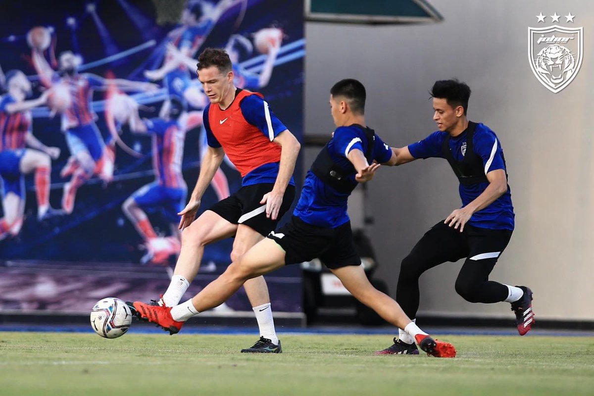 OfficialJohor's tweet photo. Today's training? Intensity levels!📈

More photos at https://t.co/Ecge4qll3r

#TrainingSession
#WinnersKeepWorking
#EightConsecutiveTitles
#JDTForAll
#LuaskanKuasamuJohor https://t.co/zYHc8m9kT8