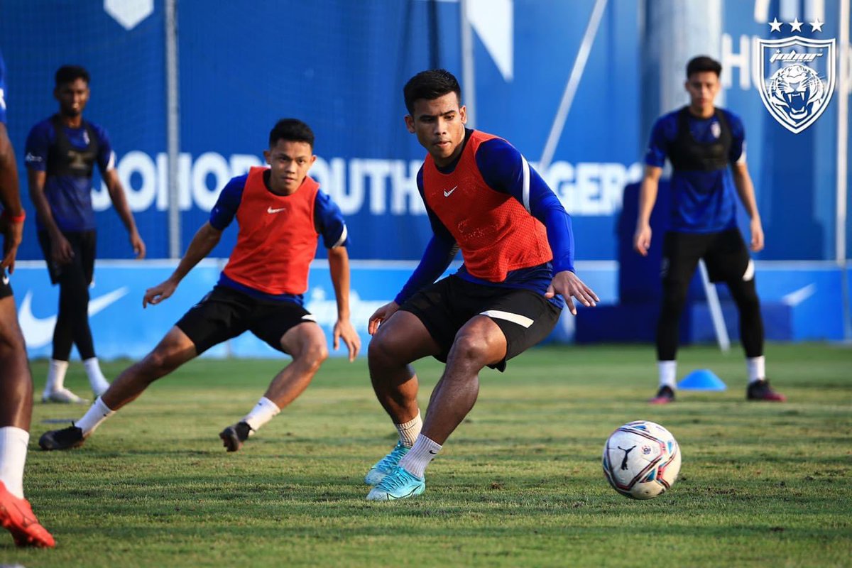 OfficialJohor's tweet photo. Today's training? Intensity levels!📈

More photos at https://t.co/Ecge4qll3r

#TrainingSession
#WinnersKeepWorking
#EightConsecutiveTitles
#JDTForAll
#LuaskanKuasamuJohor https://t.co/zYHc8m9kT8