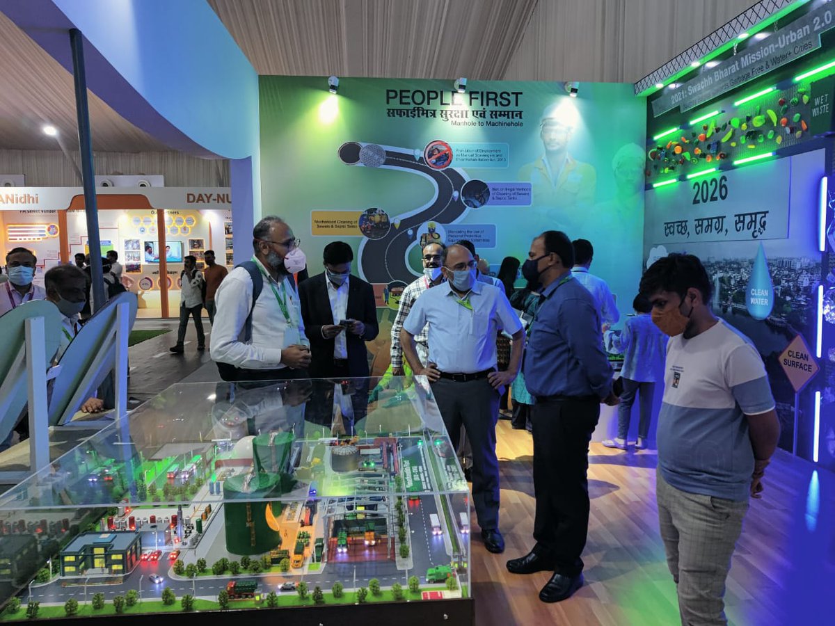 NikunjIAS's tweet photo. प्रमुख सचिव #UDH_GoMP श्री मनीष सिंह और निदेशक @SwachhBharatGov बिनय झा ने #UrbanConclave लखनऊ, विजिट के दौरान @SwachhIndore के स्टॉल पर #BioMethenation और #MRF पर जानकारी प्राप्त कर प्रयासों की सराहना की। @urbansbm @SwachSurvekshan @SwachhBharatGov https://t.co/9ooYywk5dB