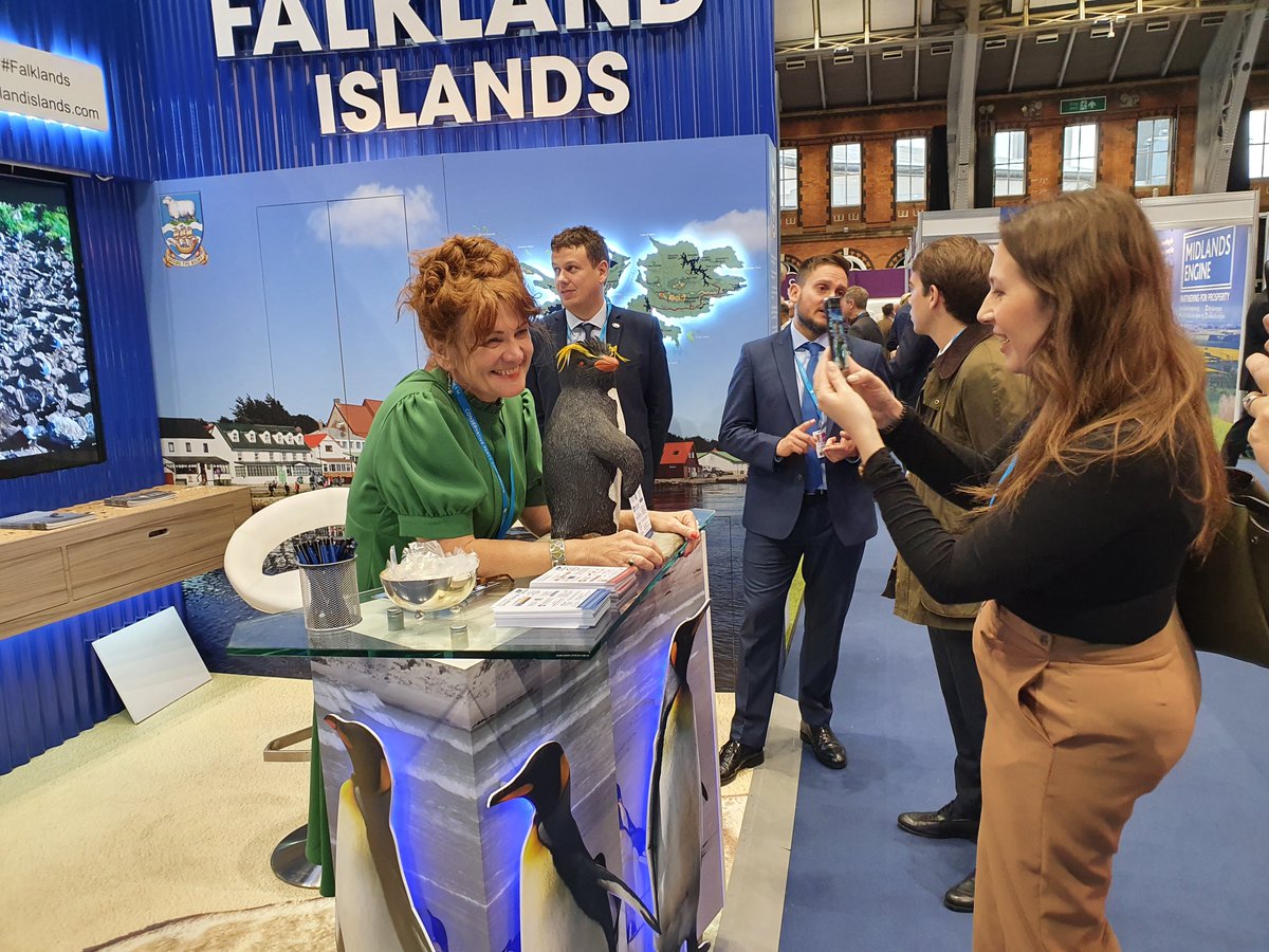 FalklandsRepUK's tweet photo. At this year's party conferences we have been joined by Rex the Rockhopper penguin. Whether it was it was Labour in Brighton or the Conservatives in Manchester, Rex was very popular! #Falklands #CPC21 #LPC21 #Penguins
@FI_Conservation https://t.co/sAQXRtTOCk
