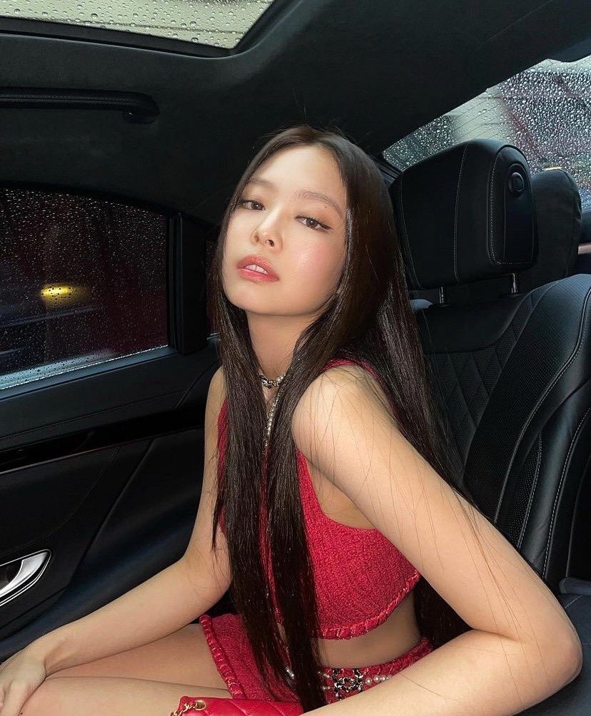 hourly jennie tweet media