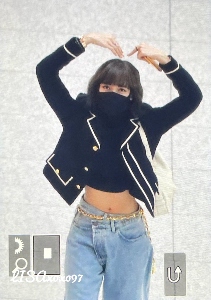 kay_kt95's tweet photo. My lalisa is very kind. What's wrong with you, YG?
JUSTICE FOR LISA
#LISA 
#YGLetLisadoHerWork 
#YGLetLisaDoHerJob https://t.co/ZsLUnQVnEW
