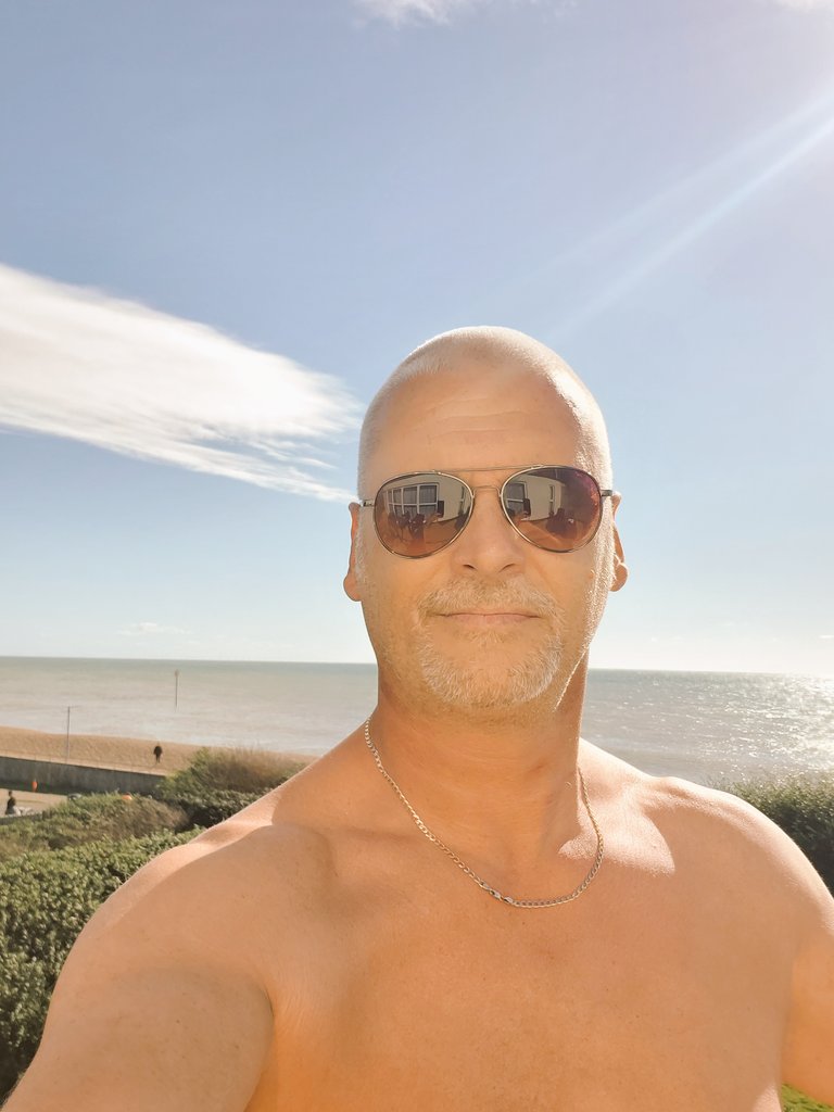 AdeGoldsmith's tweet photo. #shoreline #beautifulday #beatswork https://t.co/wwfDPaEqW2