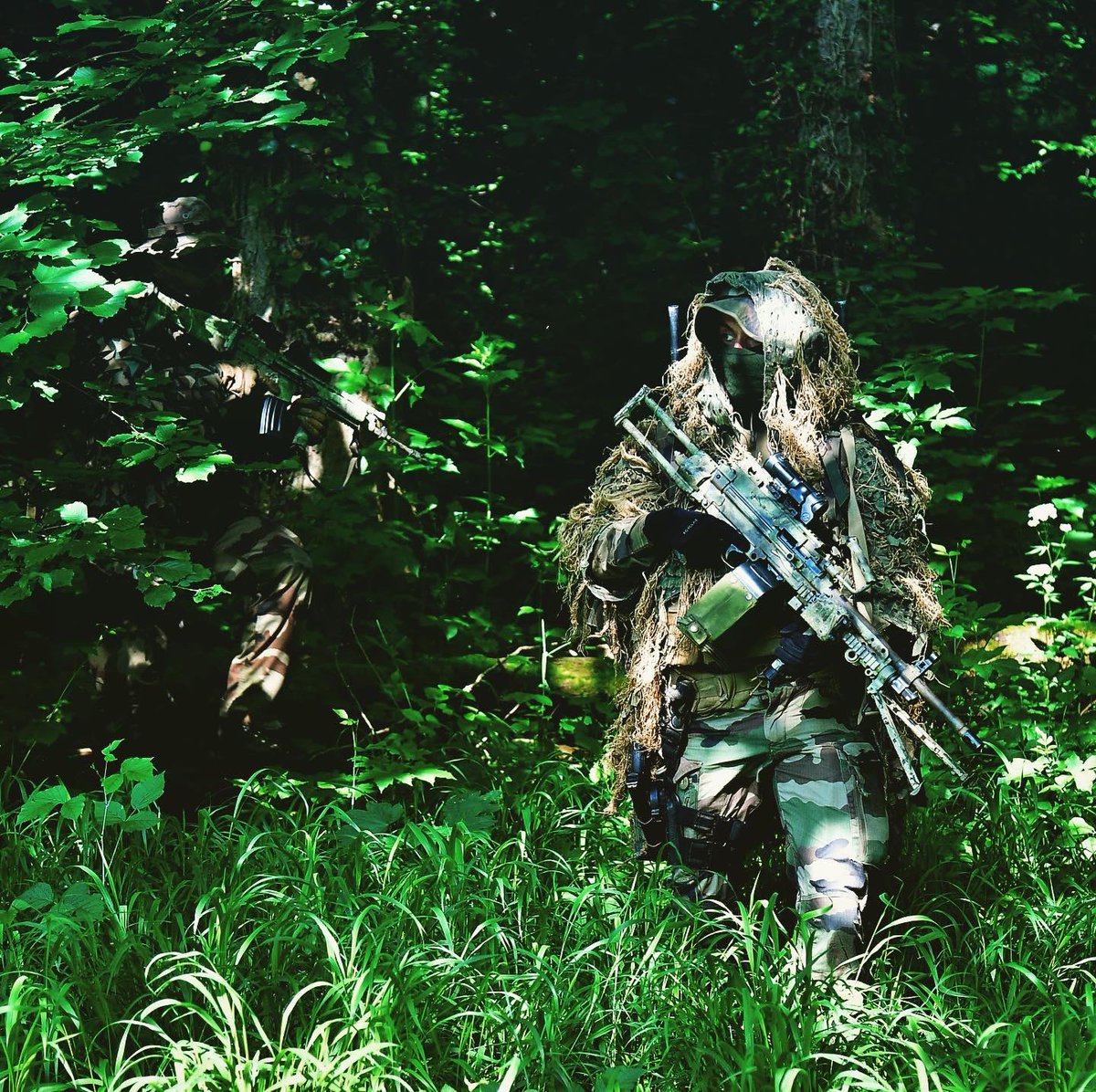 2emehussards's tweet photo. Furtivité, infiltration, observation : les hussards de l’ombre se fondent dans la nature. Grâce à leurs savoir-faire, leur entraînement, leurs équipements, ils se rendent invisibles dans leur environnement 🍃🍃
#EcoOPS #Entrainement #environnement #infiltration #renseignement https://t.co/CJZuifBWLR