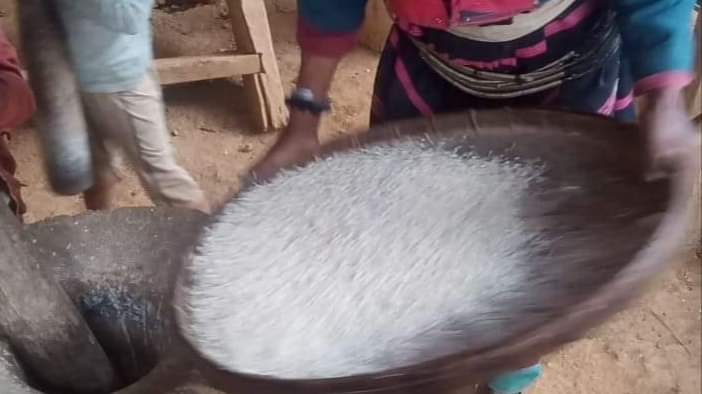 RvlBurma2's tweet photo. Villagers of Khomone in #Manmat Village Tract, Lashio Township, northern Shan State, are currently struggling to make ends meet due to the scarcity of jobs during the covid epidemic, & villagers are forced to cook corn instead of rice.@Refugees @WFP
#WhatsHappeningInMyanmar https://t.co/NUgZyutwtw