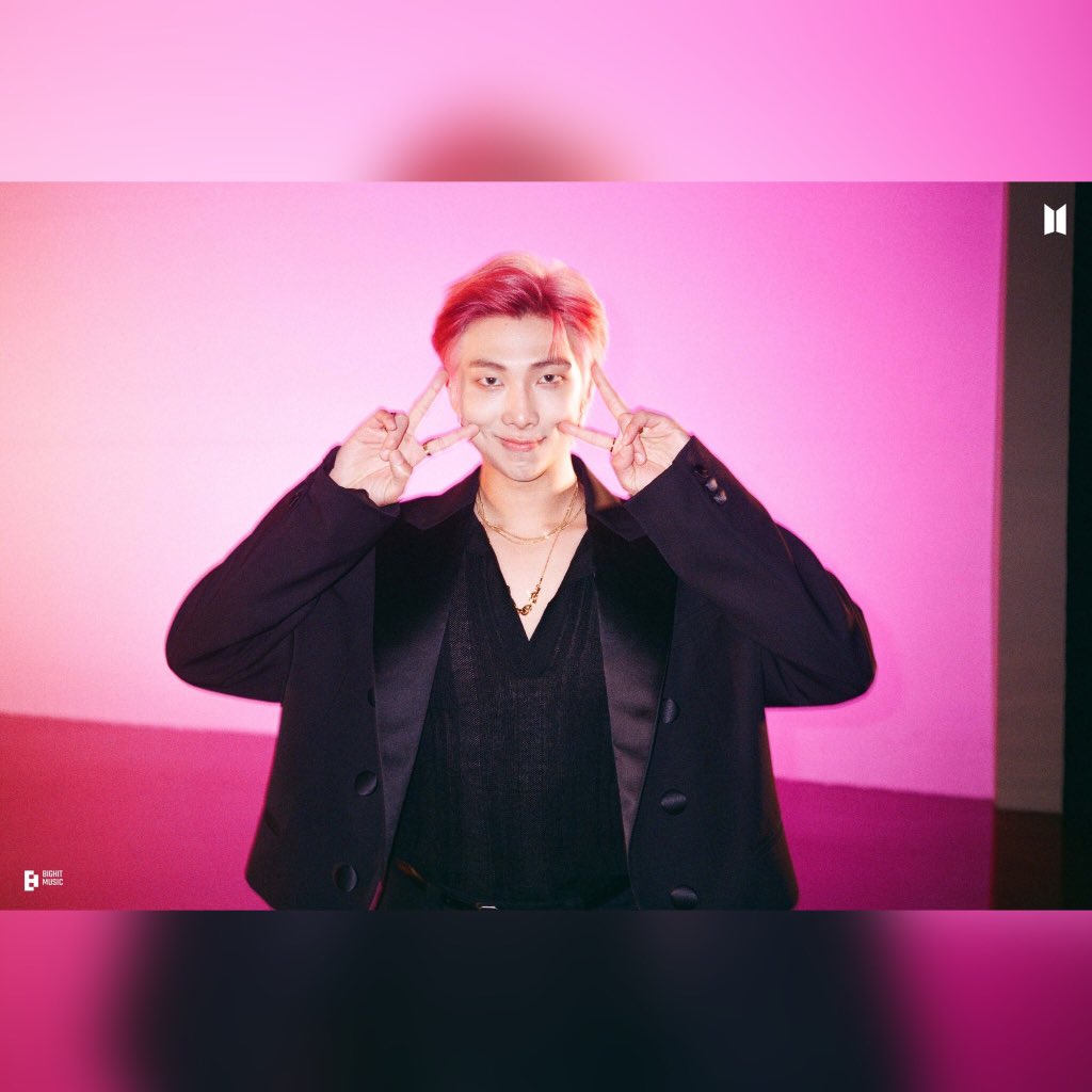 TheRealMe_RM's tweet photo. [ 🐳 | FOTO ] 

Cámara de película con #BTS 

#BTS  #방탄소년단RM #방탄소년단 #Namjoon #RM #ARMY @BTS_twt https://t.co/jkCYqRzMWF