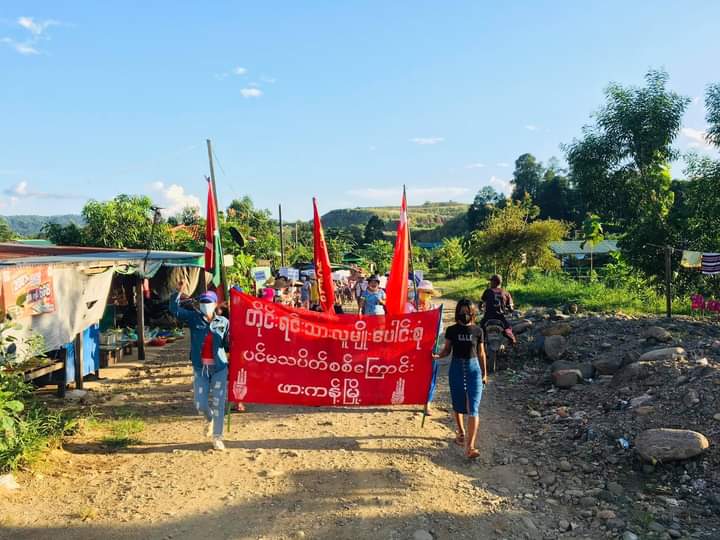 KyweKywe17's tweet photo. Despite the #InternetShutDown,  multi-ethnic strike from HpaKant marching on the streets and protested against the military coup. 

LEGALIZATION OF NUG
#Oct6Coup
#WhatsHappeningInMyanmar https://t.co/4vA1IbgBmc