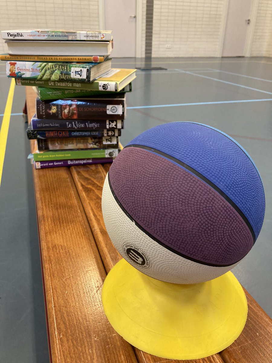 JufGloria's tweet photo. Vandaag start de Kinderboekenweek 📚
Tijdens de gymles hadden we veel boeken nodig bij dit spel 🏀

#GymmenBijJufGloria 🙋‍♀️ 
#kinderboekenweek2021 📖
#WatWilJijWorden 🤸‍♀️ https://t.co/u9t20uawAZ