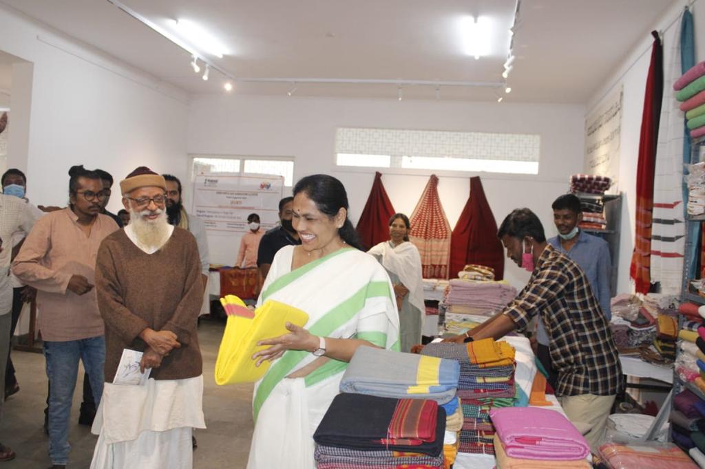 ShobhaBJP's tweet photo. Privileged to inaugurate 'PAVITRAVASTRA ABHIYANA', a 5-day exhibition on HANDMADE &amp; HANDLOOM products by @charakaheggodu in Chitrakala Parishat, Bengaluru.

Charaka, a Shimoga based org, is doing phenomenal works to encourage indigenous products.
#SKinBengaluru #Vocal4Local https://t.co/mbtP3LkeHe