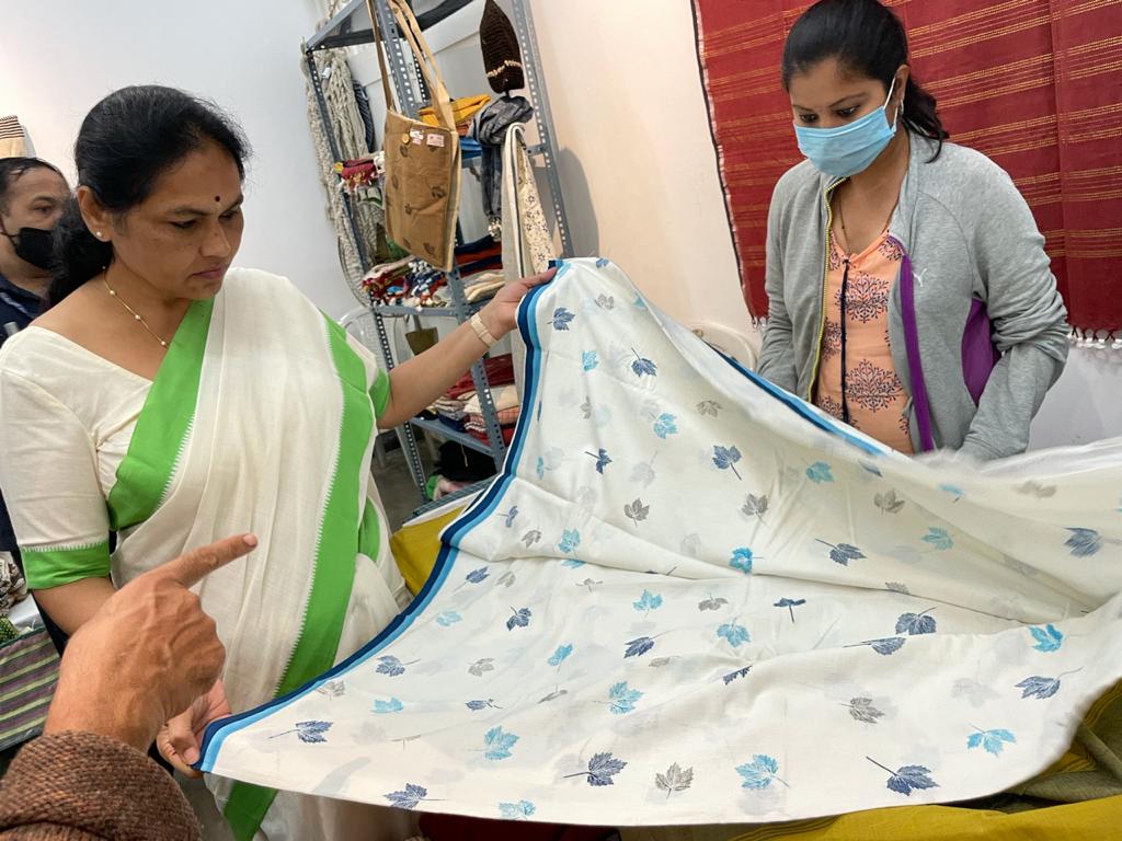 Privileged to inaugurate 'PAVITRAVASTRA ABHIYANA', a 5-day exhibition on HANDMADE &amp; HANDLOOM products by <a href="/charakaheggodu/">CHARAKA</a> in Chitrakala Parishat, Bengaluru.

Charaka, a Shimoga based org, is doing phenomenal works to encourage indigenous products.
#SKinBengaluru #Vocal4Local