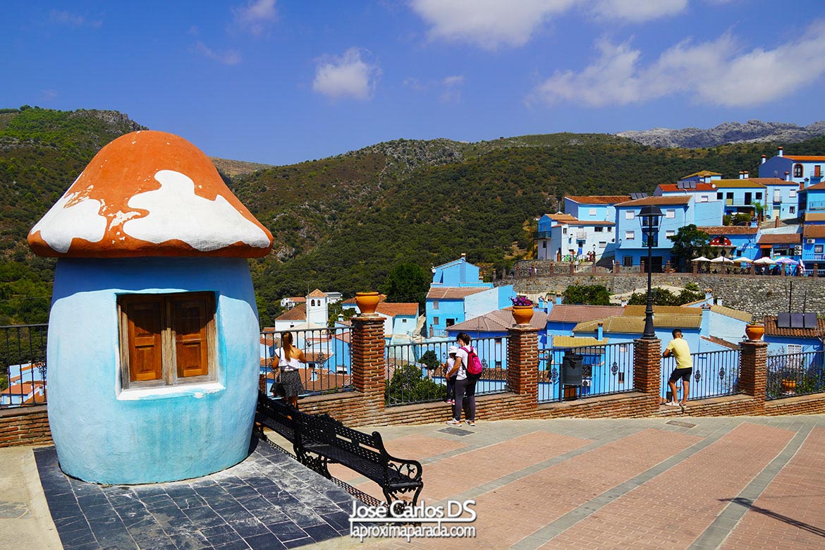 Esta semana os llevamos a visitar el pueblo de los Pitufos: laproximaparada.com/2021/10/juzcar… Una singular Aldea Azul en Júzcar, Málaga #Andalucia